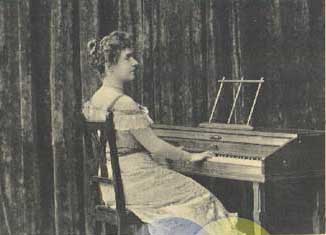 Mary Wurm am Virgil Practise Piano, Postkarte ca. 1900 Mary Wurm am Virgil Practise Piano, Postkarte ca. 1900