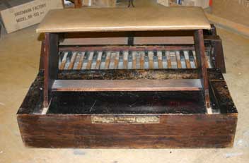 Pedalklavier R. Neufeind. Totale von vorne