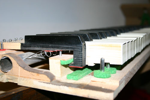 stumme Koffer-Klaviatur (ca. 1958). Detailansicht der Mechanik. stumme Koffer-Klaviatur (ca. 1958). Detailansicht der Mechanik.