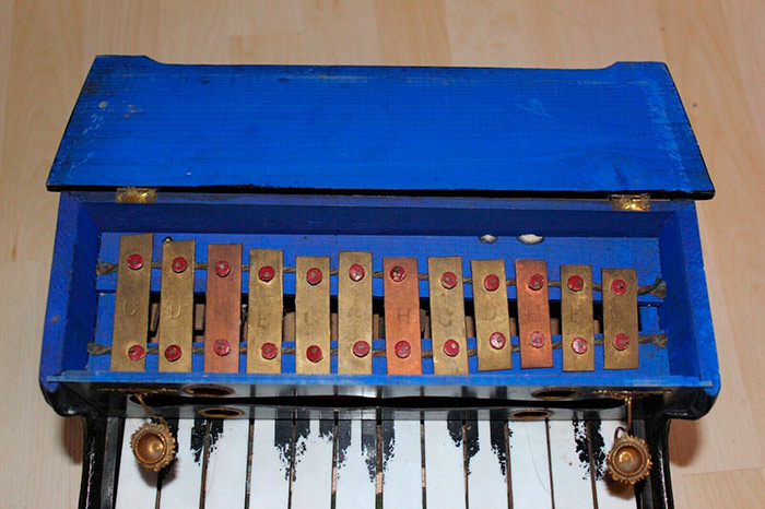 ToyPiano, Klangplatten, 10 Töne